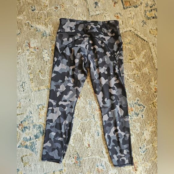 Athleta Lightning Camo 7/8 Straight Sz Large, Like New! 25" Inseam - Picture 1 of 5